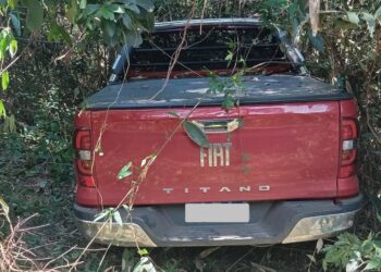 Caminhonete roubada em assalto a família é recuperada em lavoura de café em Alfenas