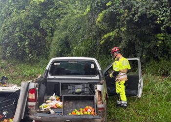 Motorista fica ferido após carro bater em barranco na MG-050