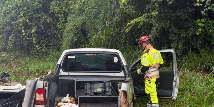 Motorista fica ferido após carro bater em barranco na MG-050