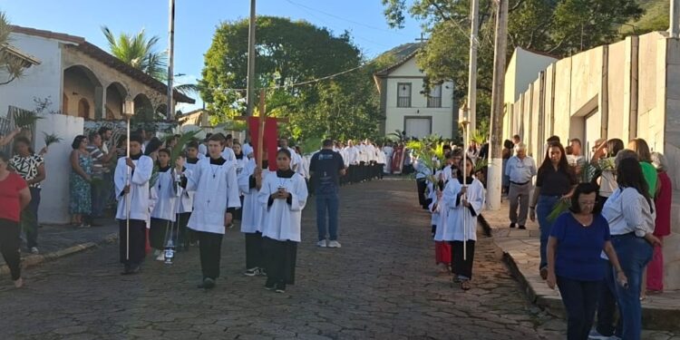 VÍDEO | Procissão e Bênção de Ramos reúnem fiéis em Carmo neste Domingo de Fé e Tradição
