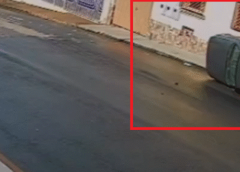 VÍDEO: Câmeras registram carro tombando após batida em cidade do Sul de Minas