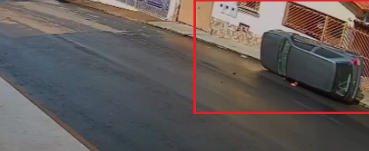 VÍDEO: Câmeras registram carro tombando após batida em cidade do Sul de Minas