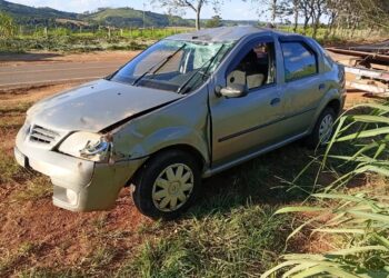 Motorista fica ferida após capotamento na MGC-369, em Campos Gerais (MG)