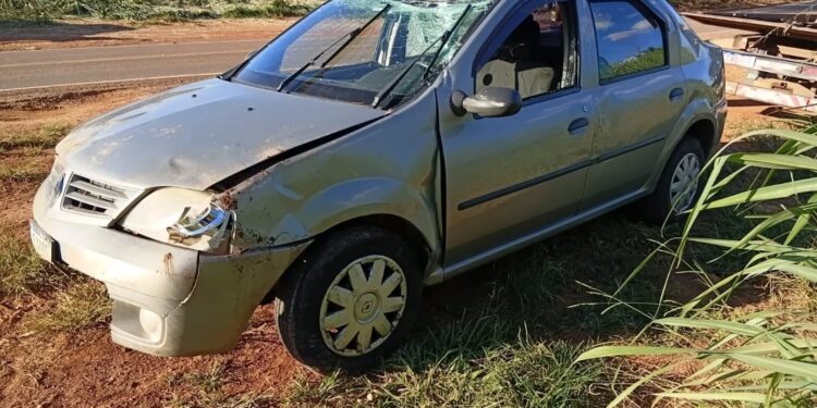 Motorista fica ferida após capotamento na MGC-369, em Campos Gerais (MG)