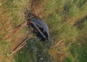 Carro sai da pista e cai em barranco às margens da MG-184 em Areado no Sul de Minas