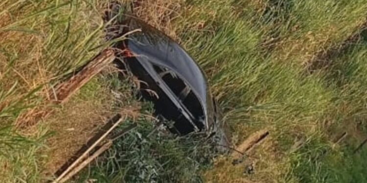 Carro sai da pista e cai em barranco às margens da MG-184 em Areado no Sul de Minas