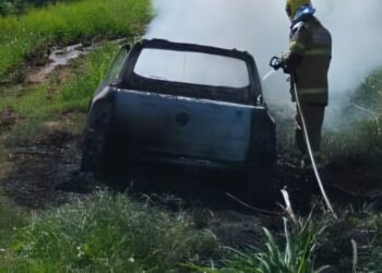 Incêndio destrói veículo no bairro rural Guaipava em Paraguaçu (MG)