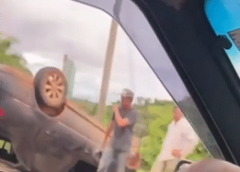 VÍDEO: Carro capota perto de viaduto