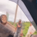 VÍDEO: Carro capota perto de viaduto