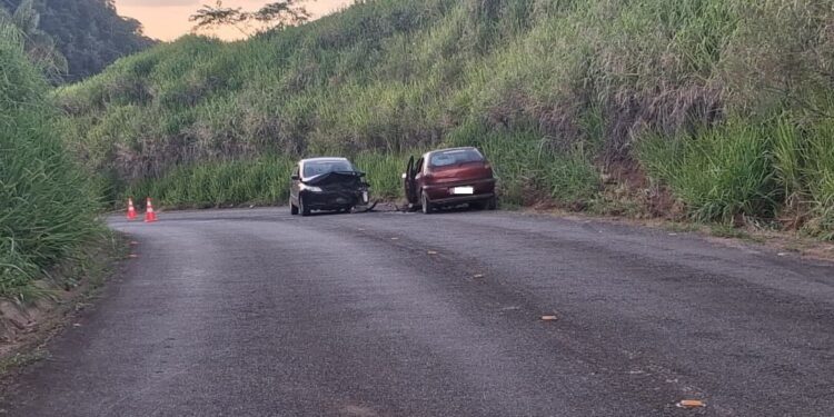 Colisão frontal na LMG-880 deixa seis feridos, incluindo criança em estado grave