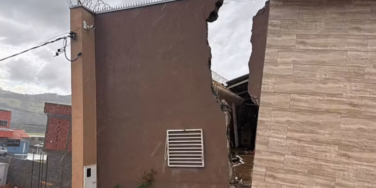 Imóvel cede após obra vizinha e assusta moradores