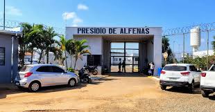 Homem é preso após tentar atropelar policiais penais em presídio de Alfenas