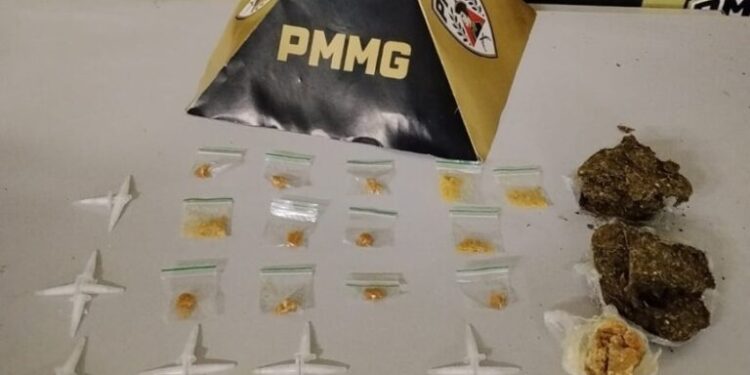 Ações da PM contra o tráfico resultam em prisão e apreensão de drogas em Passos (MG)