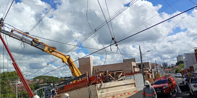 Trabalhador fica ferido após queda de mais de 5 metros durante manutenção na rede elétrica em São Sebastião do Paraíso