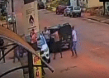 VÍDEO | Suspeito com mandado de prisão foge após tentar atropelar policiais em Nova Resende (MG)