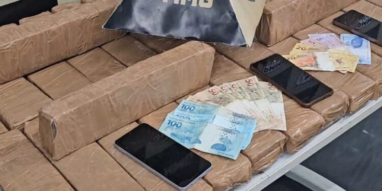 Polícia Militar desarticula esquema de tráfico e apreende cerca de 30 kg de maconha em Passos