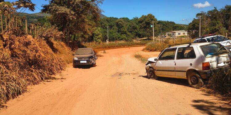 CARMO DO RIO CLARO | Colisão frontal é registrada em estrada que da acesso ao Itaci