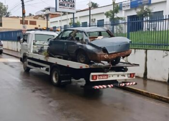 Motorista fica gravemente ferido após capotar veículo em Machado (MG)