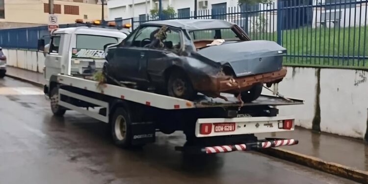 Motorista fica gravemente ferido após capotar veículo em Machado (MG)
