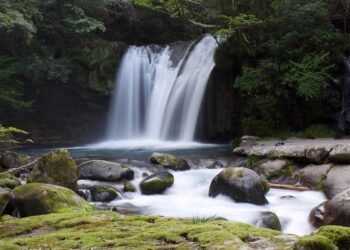 Mulher sofre queda em cachoeira