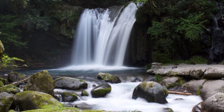 Mulher sofre queda em cachoeira