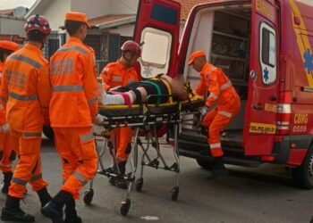 Mulher fica ferida em colisão entre moto e carro no centro de Alfenas