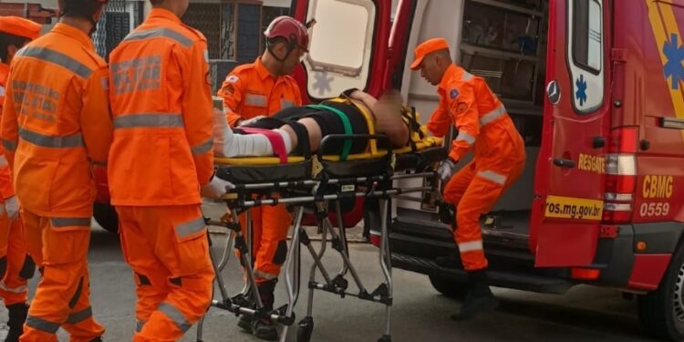 Mulher fica ferida em colisão entre moto e carro no centro de Alfenas