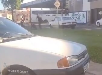 VÍDEO CENAS FORTES | Morador em situação de rua é agredido por casal próximo à rodoviária em Cássia