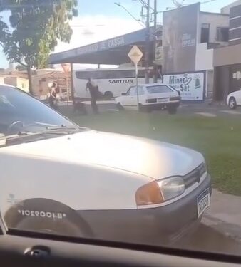 VÍDEO CENAS FORTES | Morador em situação de rua é agredido por casal próximo à rodoviária em Cássia