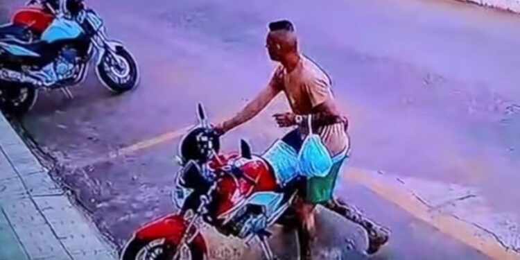 Moto é furtada no Centro de Monte Belo; polícia pede informações