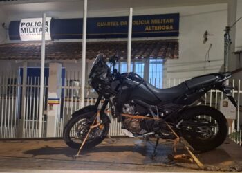 Jovem é detido após fuga e colisão com viatura da PM em Alterosa (MG)
