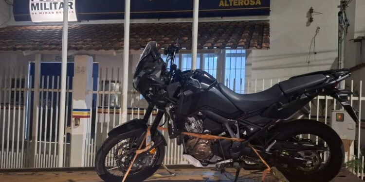 Jovem é detido após fuga e colisão com viatura da PM em Alterosa (MG)