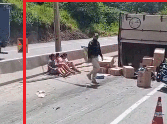 VÍDEO: Mulheres são presas enquanto saqueavam carga na Fernão Dias