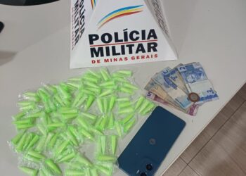 Menor é apreendido com mais de 100 pinos de cocaína durante ação da PM em área de mata em Serrania