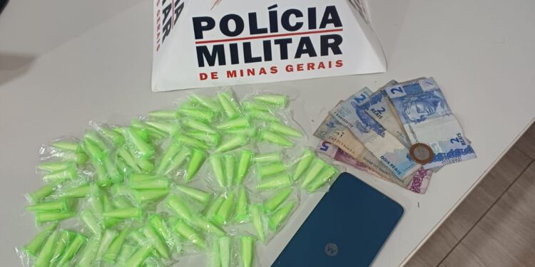 Menor é apreendido com mais de 100 pinos de cocaína durante ação da PM em área de mata em Serrania