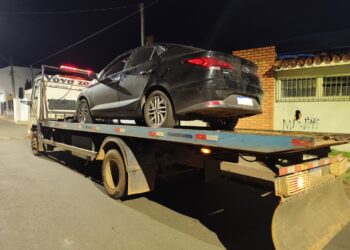 Veículo com licenciamento atrasado é removido ao pátio em Carmo do Rio Claro (MG)