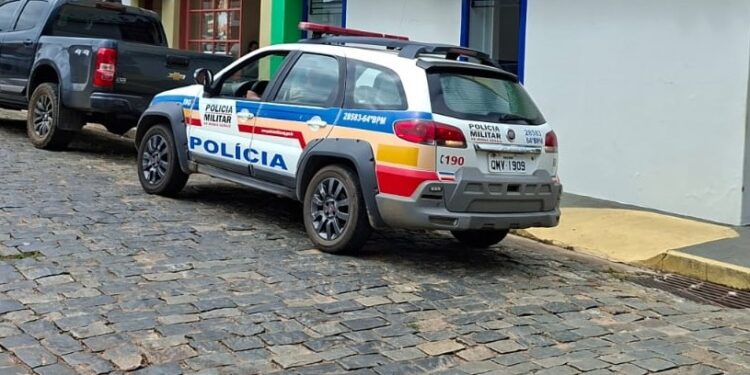 Mulher é assaltada próximo ao Banco do Brasil em Carmo do Rio Claro; suspeito é detido pela PM