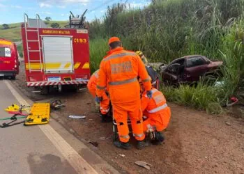 Grave acidente entre caminhão e carro deixa vítima presa às ferragens na saída de Varginha