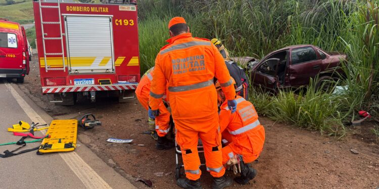 Grave acidente entre caminhão e carro deixa vítima presa às ferragens na saída de Varginha