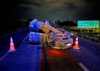 Veículo capota na MG-050 após motorista perder controle em pista com dejetos de cana em Passos (MG)