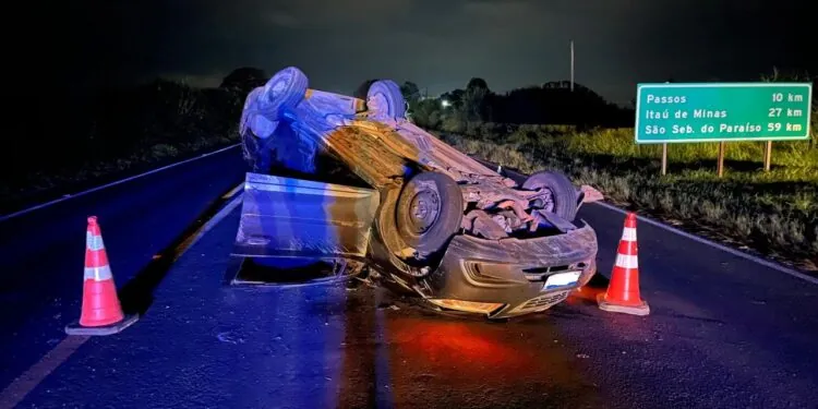 Veículo capota na MG-050 após motorista perder controle em pista com dejetos de cana em Passos (MG)