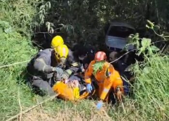 VÍDEO: Homem fica ferido após carro despencar em barranco e ser resgatado pelos Bombeiros