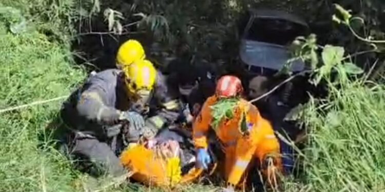 VÍDEO: Homem fica ferido após carro despencar em barranco e ser resgatado pelos Bombeiros
