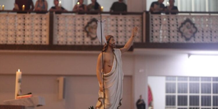 Missa da Ressurreição reúne multidão de fiéis e celebra a fé no domingo de Páscoa em Carmo do Rio Claro