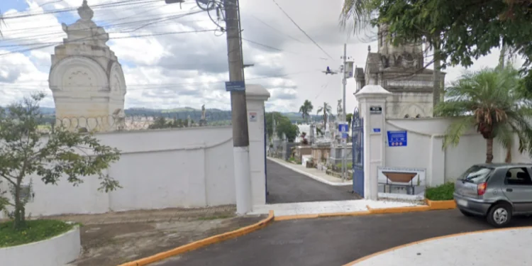 Jovens são detidos após invadirem cemitério e gravarem vídeos para redes sociais