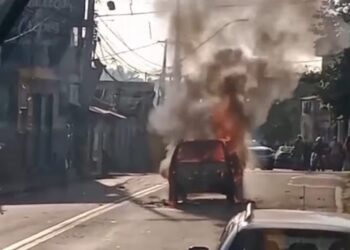 VÍDEO: Irmãos são atropelados a caminho da escola; carro é incendiado por moradores e menino fica em estado grave