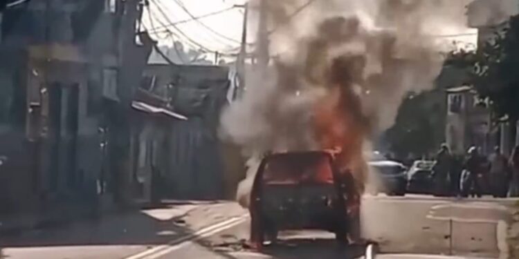 VÍDEO: Irmãos são atropelados a caminho da escola; carro é incendiado por moradores e menino fica em estado grave