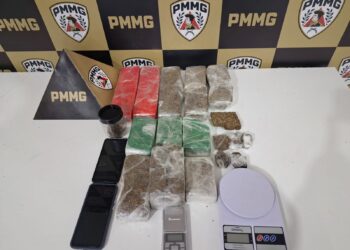 VÍDEO: Dois homens são presos com drogas e celular furtado em Guaxupé