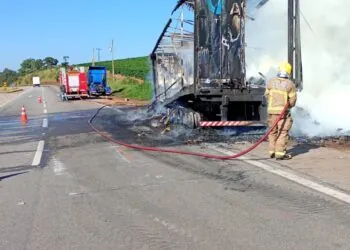 Incêndio em carreta na BR-381 é controlado após horas de atuação do Corpo de Bombeiros