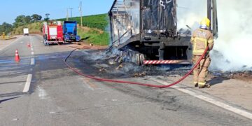 Incêndio em carreta na BR-381 é controlado após horas de atuação do Corpo de Bombeiros